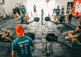 在健身房里运动的人图片