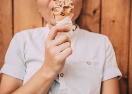 正在吃冰淇淋的孩子图片