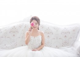 穿着洁白婚纱的新娘图片