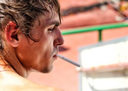 正在抽烟的人图片