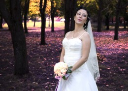 穿着洁白婚纱的美女图片