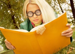 看书的美女图片