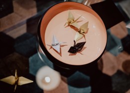 在聚会中折纸的女孩们的图片