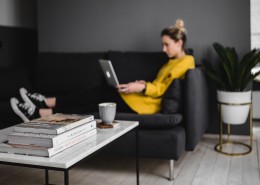 玩电脑的年轻女孩图片