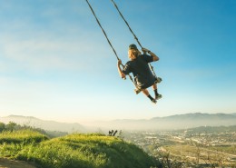 荡秋千的人图片