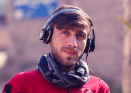 用头戴式耳机的男青年图片