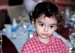 大眼睛的小女孩图片