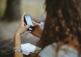 玩手机的女人图片