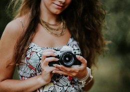 拿着相机的女人图片
