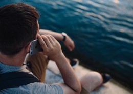 男子手拿手机的图片