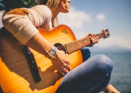 正在弹吉他的人图片