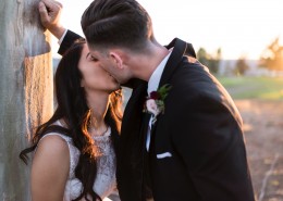 甜蜜亲吻的情侣图片