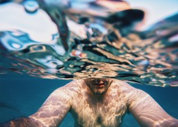 在水中游泳的人图片