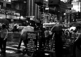 人们撑伞的图片