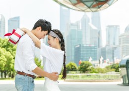 热恋中的情侣图片