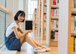 在图书馆认真阅读的女生图片
