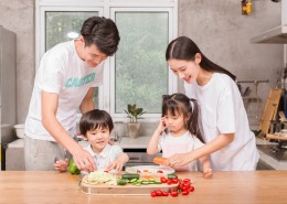 在厨房做饭的人们图片