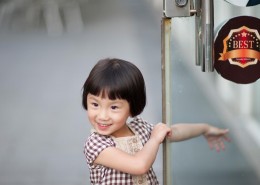 活泼小女孩图片