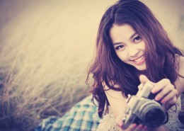 拿相机的少女图片