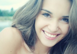 可爱女孩微笑图片