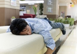 男性休息睡觉图片