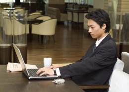 白领男性上网工作图片