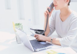 女性办公室打电话图片