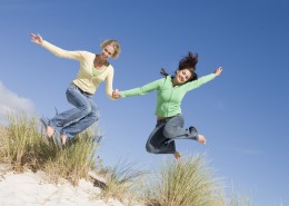 蓝天下活力女性图片