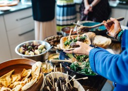 传统的中东羊肉晚餐图片