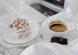 摆放在床上的咖啡和甜品图片