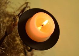 正在燃烧发光的蜡烛图片