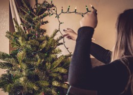 装饰圣诞树的女孩图片