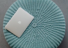 笔记本电脑放在蓝色坐垫上的图片