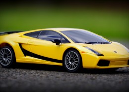 黄色的玩具车图片