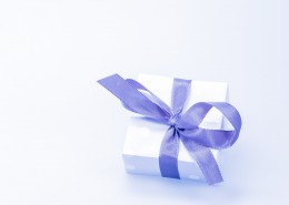 打着蝴蝶结的礼物盒图片