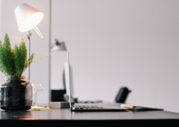 放在桌上的电脑图片