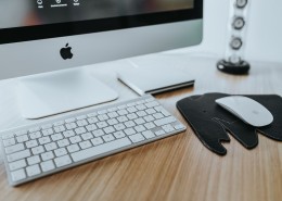 电脑桌上物品摆放的图片