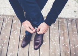 男士脚上的皮鞋图片