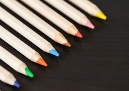 彩色铅笔的特写图片