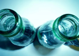 透明玻璃瓶特写图片