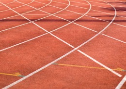 红色的操场跑道图片