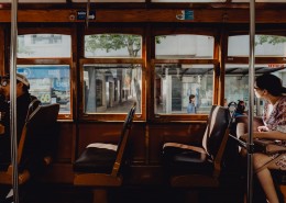 黄色古董电车的图片