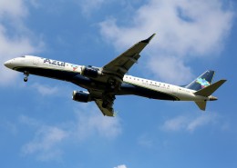 天空中的民航客机图片