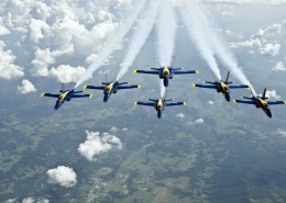 飞机飞行表演图片