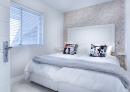 舒适整洁的双人床图片