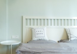 舒适柔软的双人床图片