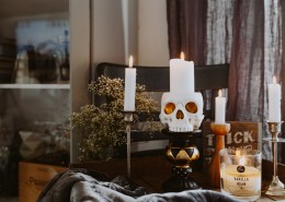 万圣节的装饰品和蜡烛图片