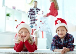 戴圣诞帽的儿童图片