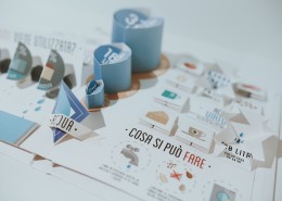 画廊里的各种艺术作品图片