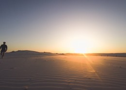 沙漠中的人图片